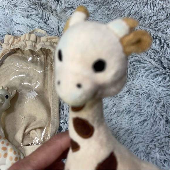 Sophie La Girafe Giraffe Baby Teether Sensory Squeak Soft Toy Bag Set - Picture 5 of 7